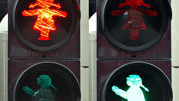 Fußgängerampel zeigt Ampelsignale als Frauenumrisse in Rot und Grün