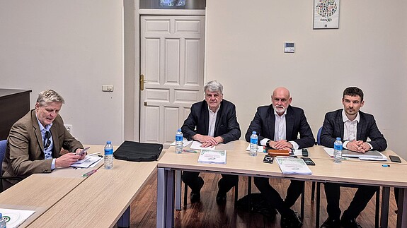 Das Bild zeigt Volker Geyer, der mit Vertreterinnen und Vertretern der spanischen Gewerkschaft Central Sindical Independiente y de Funcionarios an einem Tisch sitzt-
