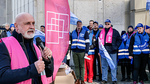 Das Foto zeigt die VBOB-Demo vorm BND-Gebäude in Berlin am 3.3.2025.