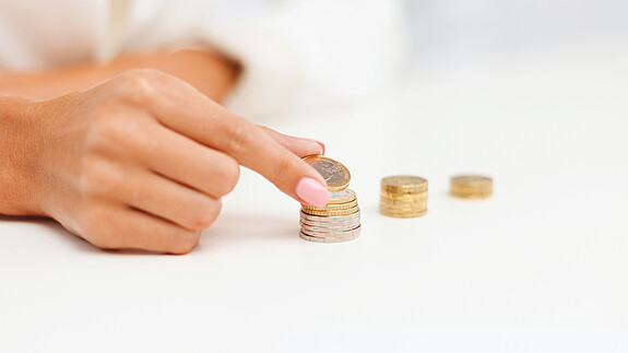 Equal Pay Day 2022: Digitale Tools für mehr Lohngerechtigkeit nutzen column, euro, coin, many, money, currency, saving, business, female, woman, hand, arm, holding, putting, office, businesswoman, investing, safe, invest, bank, banking, cash, coins, collect, earn, earnings, economics, economy, finance, financial, fortune, income, investment, people, person, human, rich, success, thrifty, wealth, heap, tower, rate, prize, stack, pile, cent, growth, salary, savings