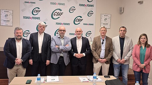 Auf dem Foto sind Vertreter des dbb und der spanischen Gewerkschaft CSIF zu sehen