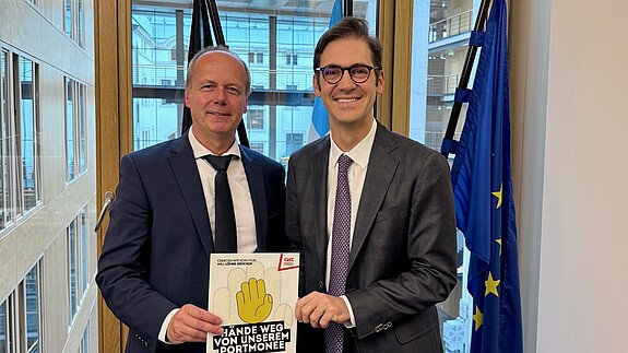 Das Foto zeigt Maik Wagner, stellvertretender Bundesvorsitzender des dbb, und Dr. Stefan Pilsinger (MdB), der die CDU/CSU-Bundestagsfraktion im Gesundheitsausschuss des Deutschen Bundestages vertritt.