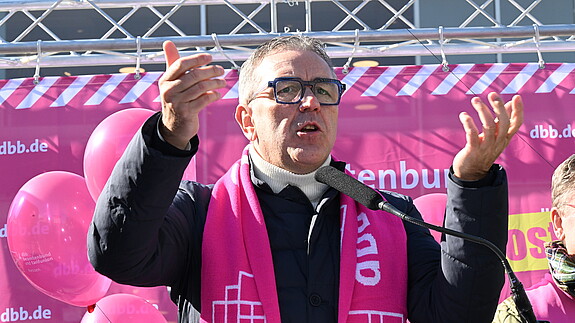 Das Foto zeigt Beschäftigte des öffentlichen Dienstes, die am 3. März 2026 in Fulda demonstrieren.