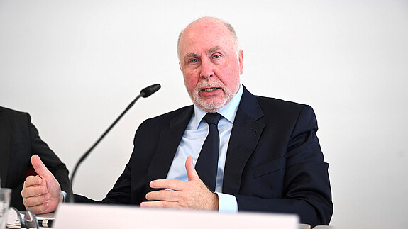 Nur noch 25 Prozent der Befragten glauben, dass der Staat seinen Aufgaben gewachsen ist – dbb Chef Ulrich Silberbach schlägt Alarm angesichts der Bürgerbefragung 2024.