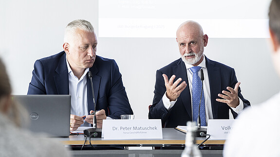 Das Foto zeigt Dr. Peter Matuschek, Geschäftsführer forsa, und Volker Geyer, dbb Bundesvorsitzender, auf der Pressekonferenz.