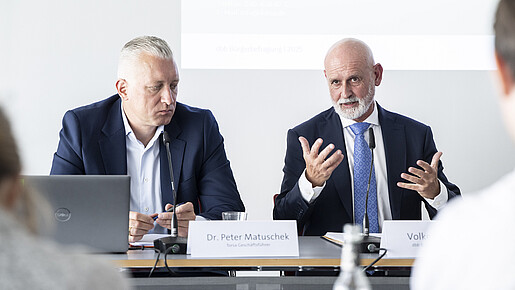 Das Foto zeigt Dr. Peter Matuschek, Geschäftsführer forsa, und Volker Geyer, dbb Bundesvorsitzender, auf der Pressekonferenz.