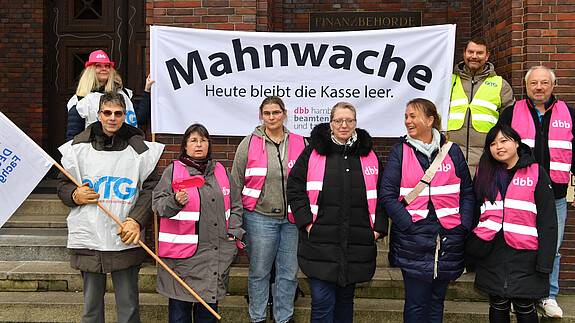 Auf dem Gänsemarkt in Hamburg haben sich über 1.000 Beschäftigte außerdem zu einer Kundgebung vor dem Dienstsitz des Finanzsenators Andreas Dressel versammelt Jahr > 2023, Ort > Europa > Deutschland > Hamburg