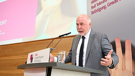 dbb Chef Ulrich Silberbach bei der 17. Frauenpolitischen Fachtagung der dbb frauen
