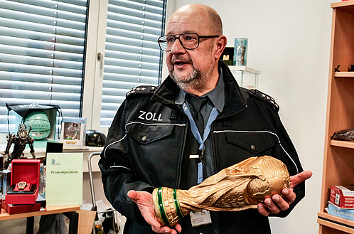 Legendäre Trophäe mit nicht minder legendärer Zollgeschichte: Diese Nachbildung des FIFA-Pokals ist ein Geschenk des DFB. Christian Böhm, Flughafen BER, Landeszolldirektion, Warenkontrolle, Zoll