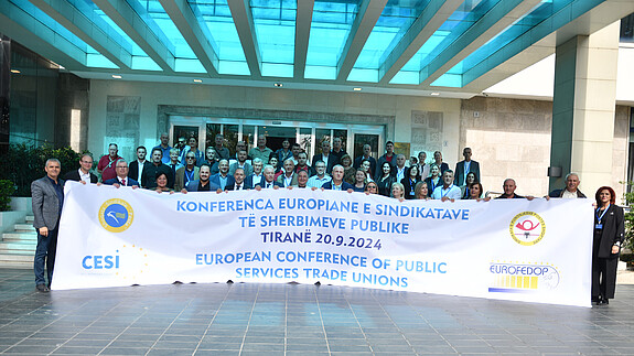 CESI hält Europäische Post-und-Telekom-Konferenz in Tirana ab Teilnehmende der Europäischen Post-und-Telekom-Konferenz halten Plakat hoch