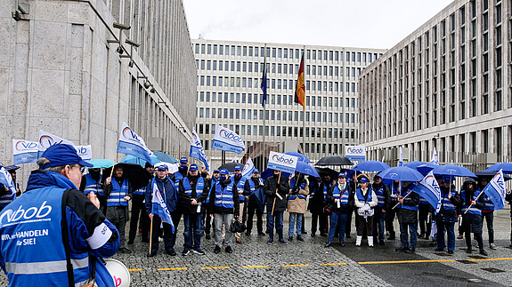 Einkommensrunde Öffentlicher Dienst Bund und Kommunen 2023 Kundgebung der BND-Beschäftigten vorm Hauptsitz des Bundesnachrichtendienstes in Berlin