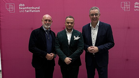 Zu sehen sind  dbb-Chef Volker Geyer, dbb jugend-Chef Matthäus Fandrejewski und dbb-Vize Andreas Hemsing.