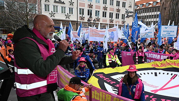 Das Foto zeigt Beschäftigte des öffentlichen Dienstes auf der Demo in Nürnberg am 2.2.2026.