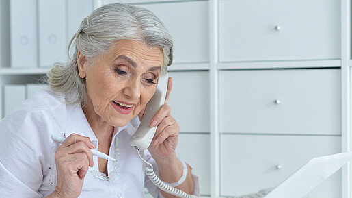 Das Foto zeigt eine Frau im Rentenalter, die am Computer arbeitet.