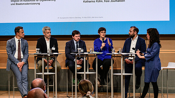 Das Foto zeigt das Panel des Abends (von links): Marco Breit, Dr. Alexander Schellong, Tyson Barker, Anna Lührmann, Johannes Schraps und Moderatorin Katharina Kühn.