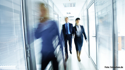 Verwaltung der Zukunft Menschen gehen durch ein Glasgebäude