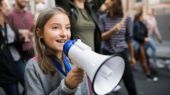 U18-Bundestagswahl: Junge Menschen wollen mitbestimmen Ein Mädchen spricht auf einer Demonstration in ein Megafon