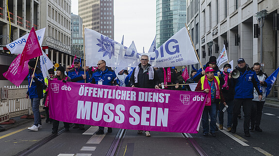 Eine Tariferhöhung ist kein Weihnachtsgeschenk Demozug läuft über die Leipziger Straße.