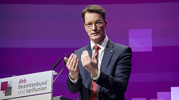 NRW-Ministerpräsident Hendrik Wüst betonte die Bedeutung eines starken öffentlichen Dienstes für die Handlungsfähigkeit und das Ansehen des Staates.
