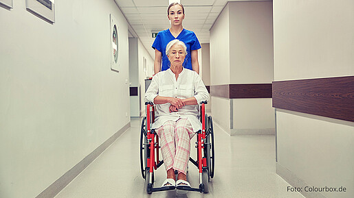 Krankenpflegerin mit Patientin Krankenpflegerin mit Patientin