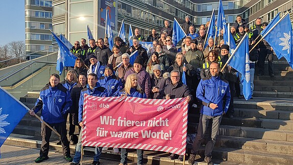 Fas Foto zeigt protestierende Polizistinnen und Polizisten vor dem Hamburger Polizeipräsidium.