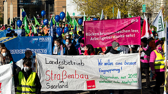 Warnstreik Demo in Saarbrücken Eine Gruppe von demonstrierenden Menschen