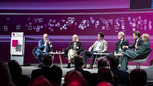 Podium Staatsmodernisierung - Jahrestagung 2026 Das Foto zeigt die Teilnehmenden der an der Podiumdiskussion: dbb-Chef Volker Geyer, Gudrun Grieser, Mitglied des Nationalen Normenkontrollrates, André Berghegger, Hauptgeschäftsführer des Deutschen Städte- und Gemeindebundes, Digitalminister Karsten Wildberger sowie Moritz Heuberger, MdB Bündnis 90/DIE GRÜNEN.
