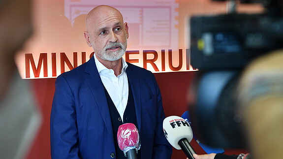 Hessen: Start der Tarifverhandlung für den öffentlichen Dienst Volker Geyer gibt ein Interview zum Auftakt der hessischen Einkommensrunde in Wiesbaden im Jahr 2021