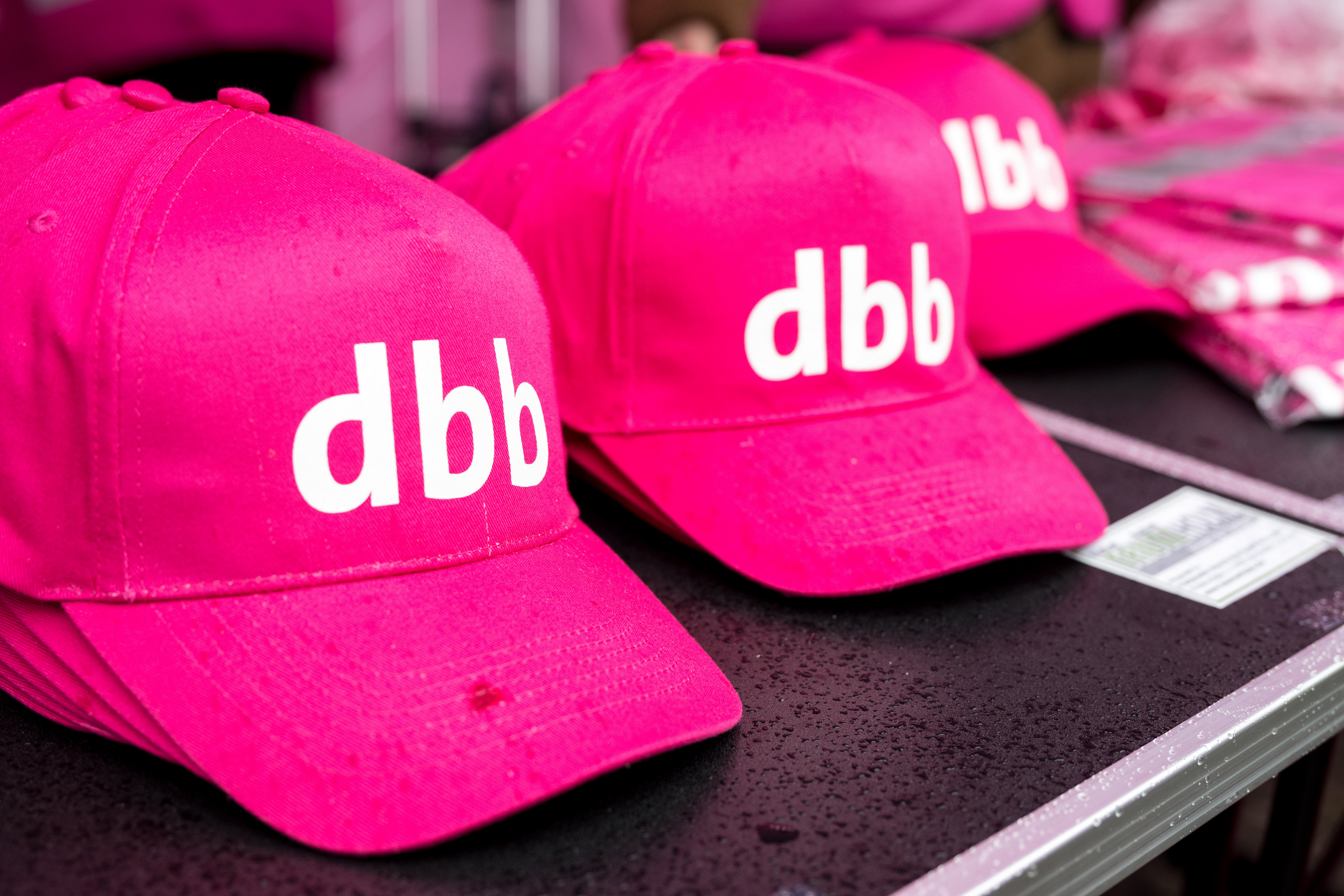 Zu sehen ist Käppis mit dem Schriftzug "dbb"