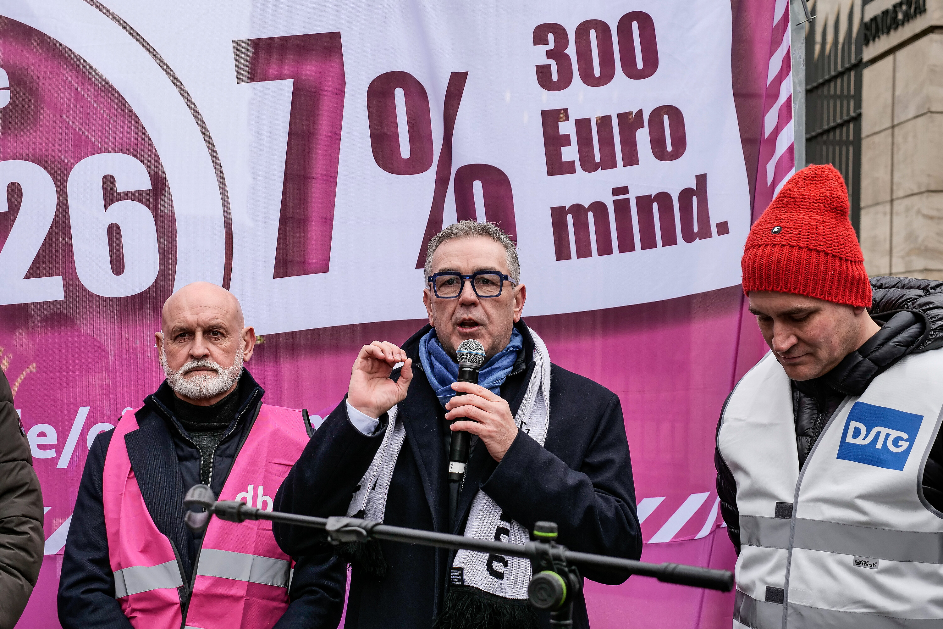 Der öffentliche Dienst lässt sich nicht wegignorieren Das Foto zeigt Demonstrierende vor dem Bundesrat in Berlin.